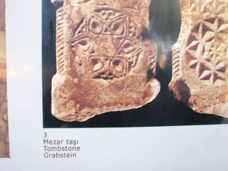 Description of tombstone (Mezar Tasi, Grabstein) engraved with solar discs and geometrically derived crosses